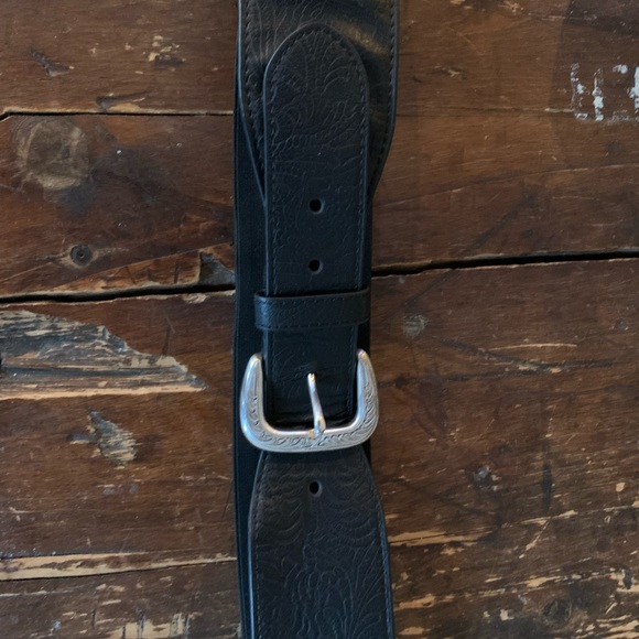 Black belt , 2 1/2 inches wide . Man made material , has a stretchy elastic band - Picture 2 of 3